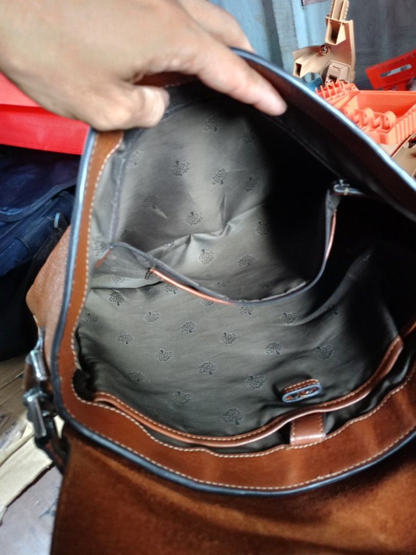 Mulberry messenger bag (Category: Backpacks) located in Manila. Submitted by raymund2501 (Listing ID 1460339237, Image 3). Description: for sale 1.5k mulberry messger bag issue my maliit n tastas sa loob glid NASA last pic dimes 16 x 12 x 4 inches.