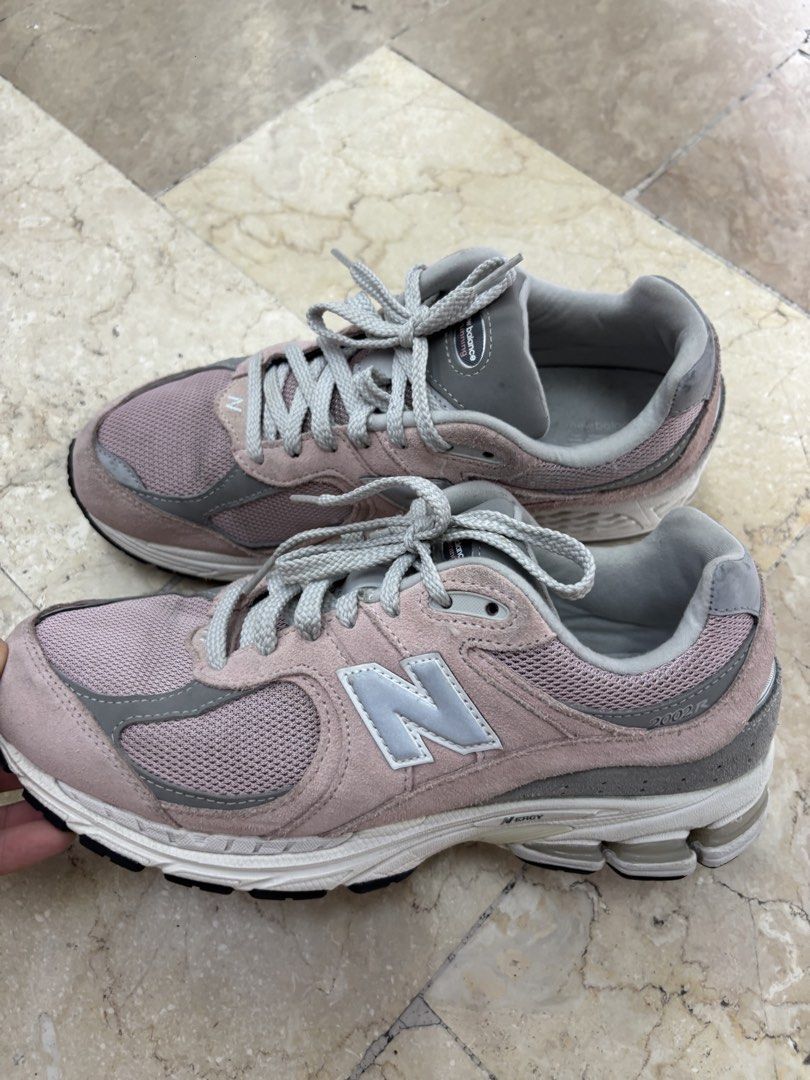 New Balance 2002R Orb Pink (Category: Sneakers) located in Pasig City. Submitted by bootsoftravel_ph (Listing ID 1460500764, Image 3). Description: New Balance 2002R Orb Pink used - Good FOR SALE Pair only FREE shipping!!! Issue: No issue/s Price ₱2,995 size: EU 42 / UK 8 / US 9 Guaranteed 100% Legit 💯 We ship nationwide 🚚.