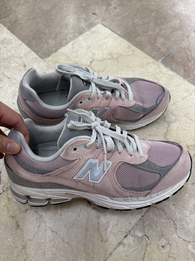 New Balance 2002R Orb Pink (Category: Sneakers) located in Pasig City. Submitted by bootsoftravel_ph (Listing ID 1460500764, Image 1). Description: New Balance 2002R Orb Pink used - Good FOR SALE Pair only FREE shipping!!! Issue: No issue/s Price ₱2,995 size: EU 42 / UK 8 / US 9 Guaranteed 100% Legit 💯 We ship nationwide 🚚.