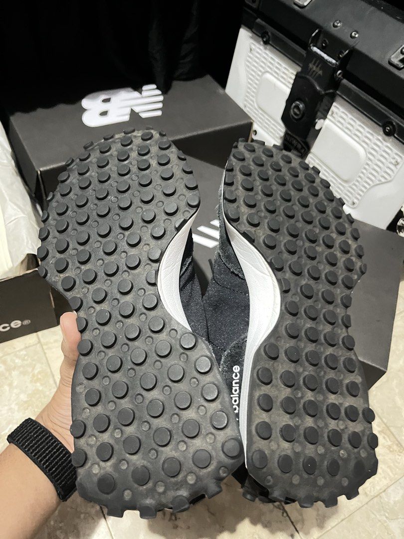 New Balance 327 BLACK/WHITE (Category: Casual Shoes) located in Taguig. Submitted by Jozgreater (Listing ID 1460489277, Image 2). Description: New balance 327🏴‍☠️ Accurate size:25 cm insole Can do meet up and ship Via Lalamove🚚 Click the picture to see more details, Dm to purchase thank you😊.