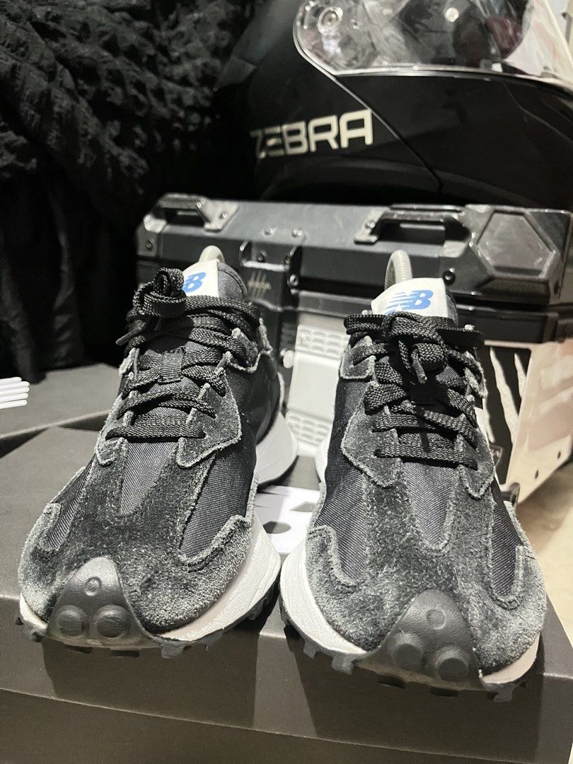 New Balance 327 BLACK/WHITE (Category: Casual Shoes) located in Taguig. Submitted by Jozgreater (Listing ID 1460489277, Image 3). Description: New balance 327🏴‍☠️ Accurate size:25 cm insole Can do meet up and ship Via Lalamove🚚 Click the picture to see more details, Dm to purchase thank you😊.