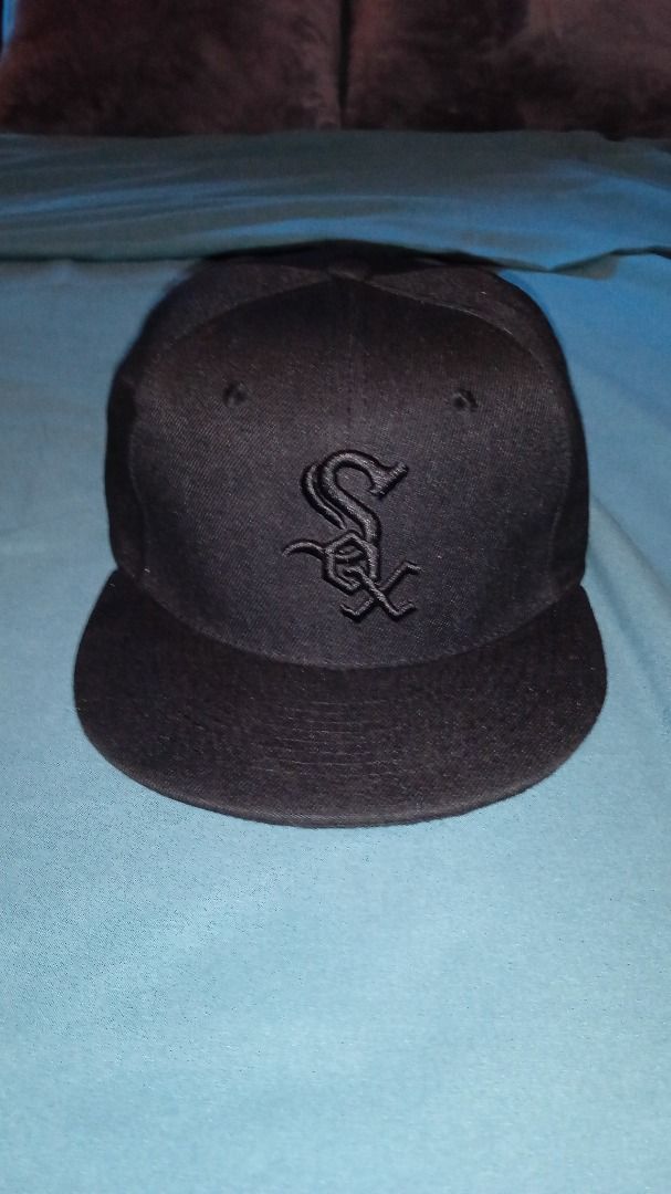 New Era Chicago White Sox Fitted Hat (Category: Caps & Hats) located in Manila. Submitted by 1rom_sns (Listing ID 1460338473, Image 1). Description: - Brand: New Era - Model: 59FIFTY - Team: Chicago White Sox - Color: All Black - Size: 7 3/8 - Features: Embroidered logo Lalamove pick up MOP - Rider Abono.