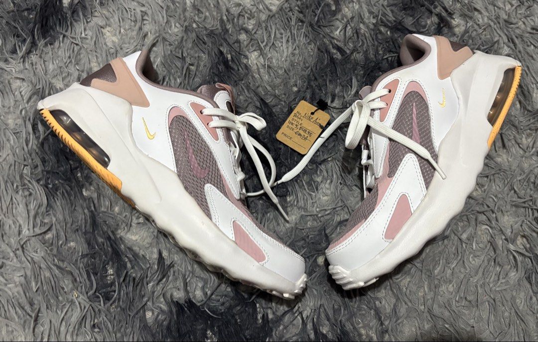 NIKE AIRMAX (Category: Sneakers) located in Legazpi City. Submitted by thesource052 (Listing ID 1460495291, Image 1). Description: Nike airmax White Pink Size: uk 5, eur 38, us 7. Good as new No issue.