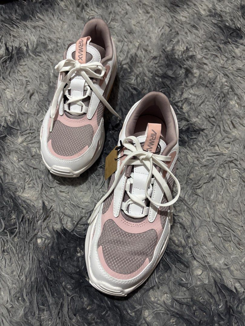NIKE AIRMAX (Category: Sneakers) located in Legazpi City. Submitted by thesource052 (Listing ID 1460495291, Image 2). Description: Nike airmax White Pink Size: uk 5, eur 38, us 7. Good as new No issue.