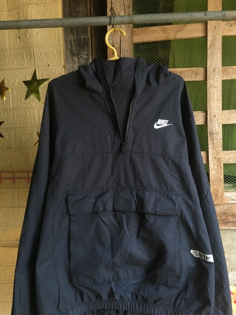 Nike Anorak Windbreaker Jacket Navy Blue (Category: Coats, Jackets and Outerwear) located in Valencia. Submitted by geronganog48710 (Listing ID 1460336783, Image 2). Description: Nike Essential Woven Anorak Jacket Medium on tag Dimes23x27 Excellent condition Color rate 9.8/10 No issue Mine 650📩📩 - Classic Nike anorak jacket - Pullover style with half-zip - Large front pocket with velcro closure - Hooded design - Elasticated cuffs and hem - Idea
