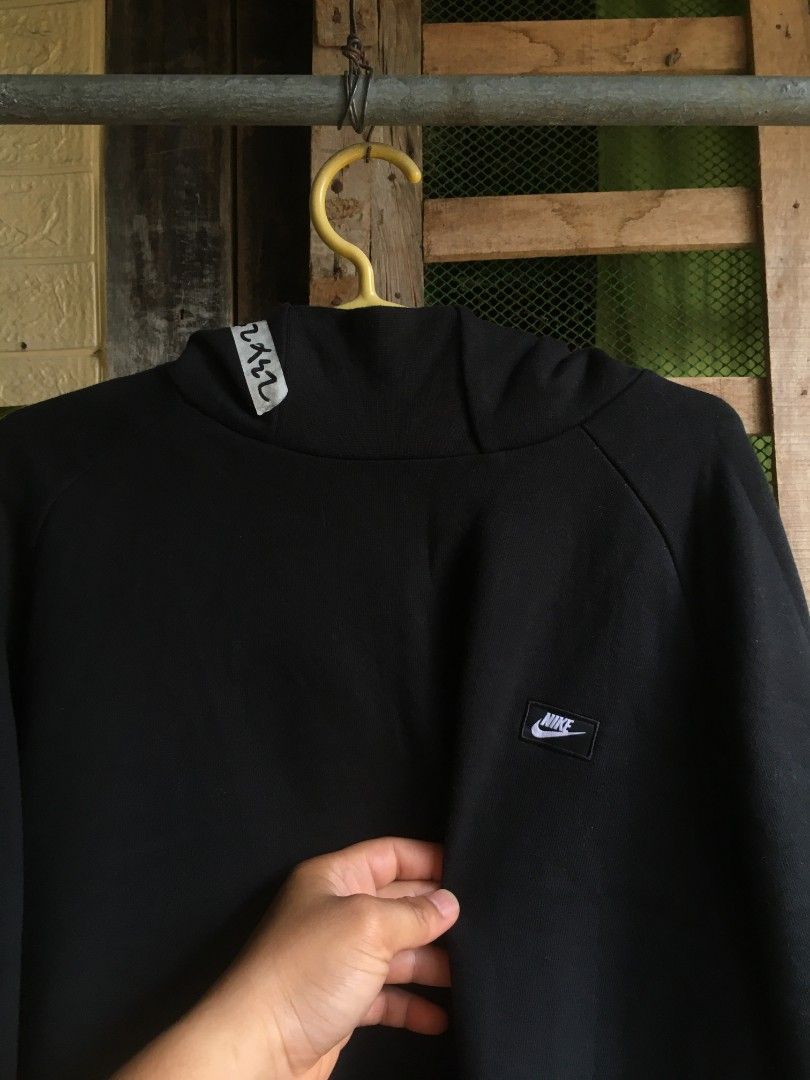 Nike Black Hoodie Pullover Size XL (Category: Hoodies) located in Valencia. Submitted by geronganog48710 (Listing ID 1460335515, Image 3). Description: Nike Box Logo Hoodie XL on tag Best fit medium to large Dimes 23x28 Excellent condition Color rate 10/10 No issue Mine 550📩📩 - Classic black Nike hoodie - Small Nike logo on the chest - Front kangaroo pocket - Adjustable hood with drawstrings - Ideal for everyday casual wear.