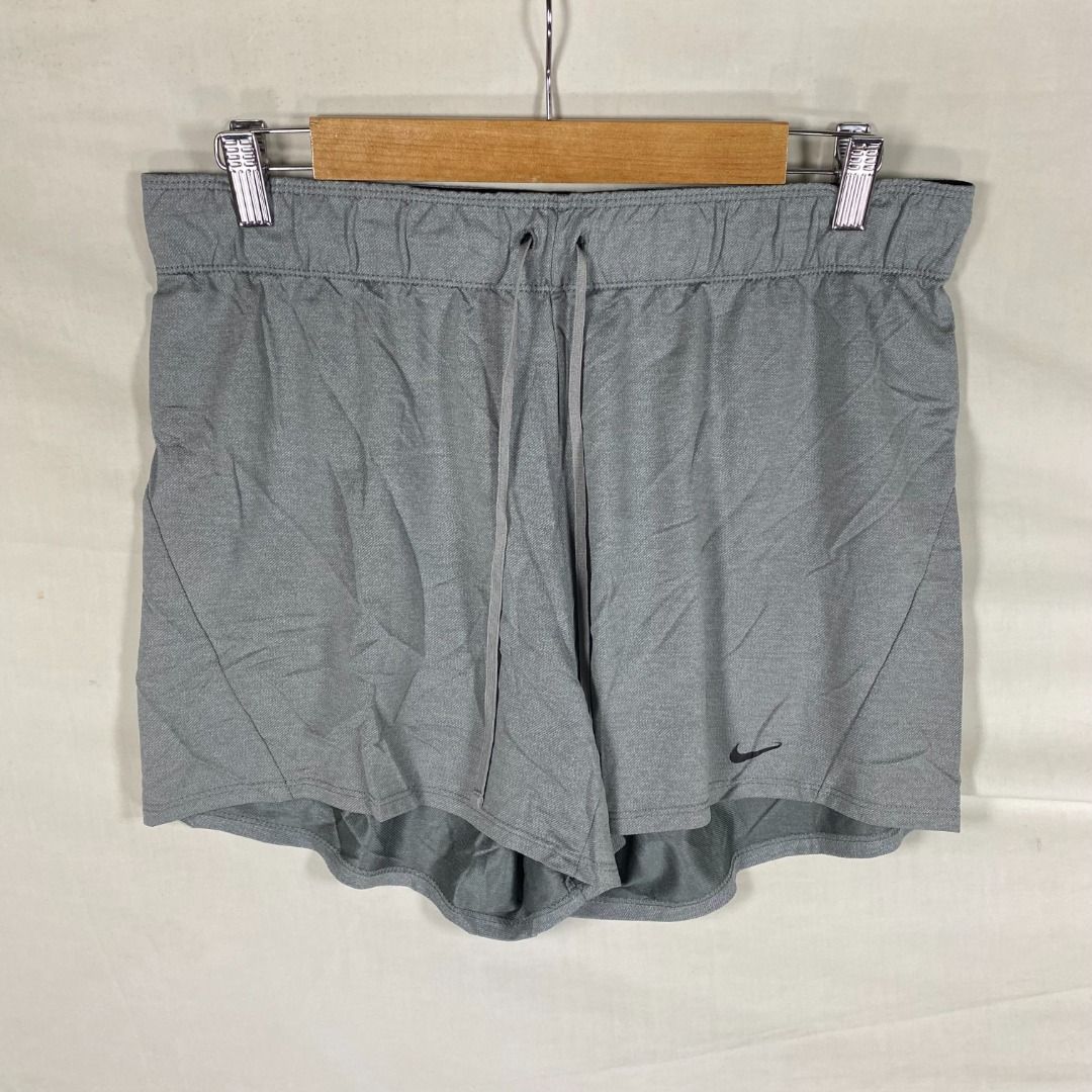 NIKE Dri-FIT Training Shorts Heather Grey / M (Category: Activewear) located in Antipolo. Submitted by canadafindss (Listing ID 1460363268, Image 1). Description: Visit & Follow Canada Finds for more premium thrift, streetwear, vintage, techwear, activewear, and branded finds from Canada 🇨🇦 More items posted regularly: https://www.carousell.ph/u/canadafindss NIKE Dri-FIT Training Shorts Heather Grey / M Elevate your training rotation. Authentic