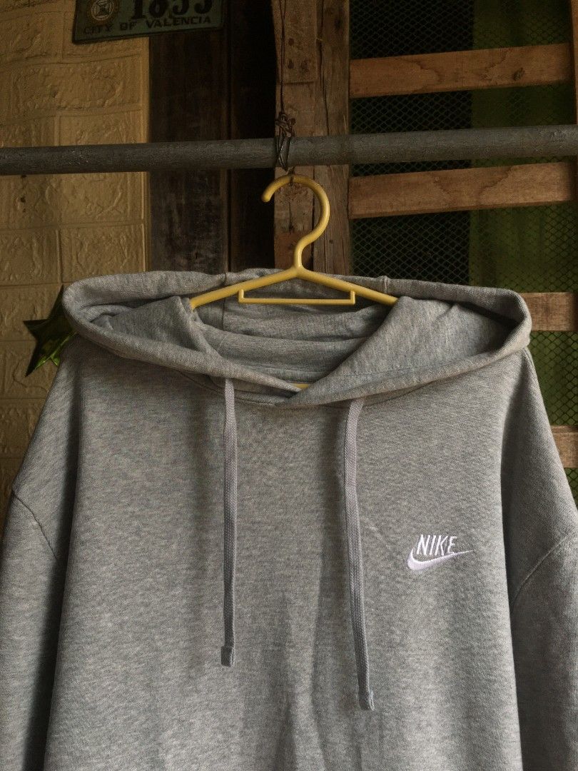 Nike Grey Pullover Hoodie Sweatshirt (Category: Coats, Jackets and Outerwear) located in Valencia. Submitted by geronganog48710 (Listing ID 1460335196, Image 2). Description: Nike Club French Terry Hoodie Large on tag 25x27 Excellent condition Color rate 10/10 No issue Mine 400📩📩 - Grey Nike hoodie - Size L - Classic pullover style - Front pocket - Drawstring hood - Small embroidered Nike logo on chest - Comfortable and versatile for everyday w