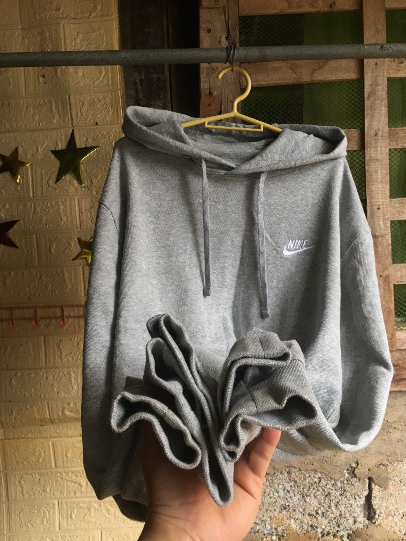 Nike Grey Pullover Hoodie Sweatshirt (Category: Coats, Jackets and Outerwear) located in Valencia. Submitted by geronganog48710 (Listing ID 1460335196, Image 3). Description: Nike Club French Terry Hoodie Large on tag 25x27 Excellent condition Color rate 10/10 No issue Mine 400📩📩 - Grey Nike hoodie - Size L - Classic pullover style - Front pocket - Drawstring hood - Small embroidered Nike logo on chest - Comfortable and versatile for everyday w