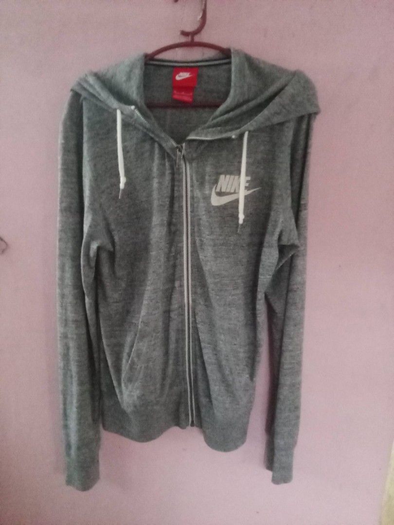 Nike jacket (Category: Coats, Jackets and Outerwear) located in Bacoor. Submitted by yaniracha__ (Listing ID 1460330317, Image 2). Description: pinadala lng po ng tita ko from US medyo maliit ang size pm for interested.