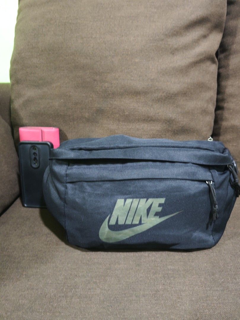 Nike large body/belt bag (Category: Belt bags, Clutches and Pouches) located in Pili. Submitted by zaneombao03491 (Listing ID 1460430764, Image 1). Description: .