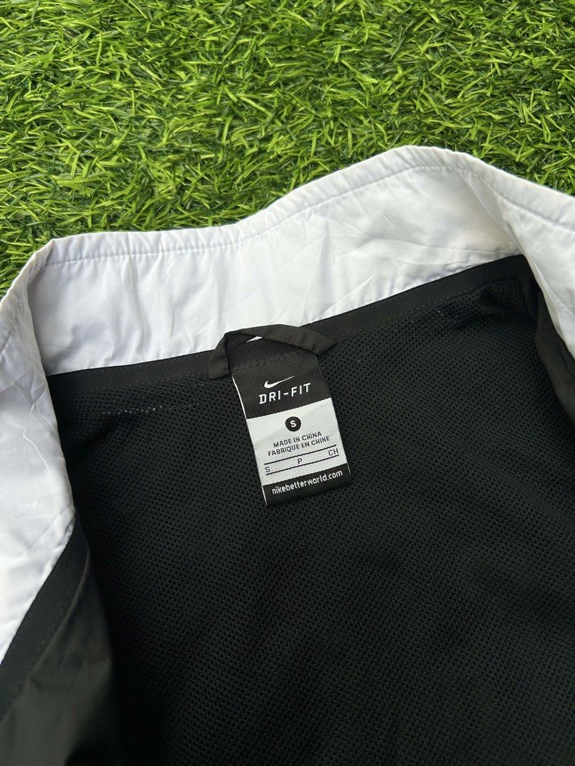 Nike Running Division Windbreaker Jacket (Category: Coats, Jackets and Outerwear) located in Davao. Submitted by echoloots (Listing ID 1460474283, Image 3). Description: Nike Running Division Windbreaker Jacket 22 x 25 (Small on tag) Color Rate - 9/10 Excellent Condition No Issues/Flaws 550 + Shipping Fee.