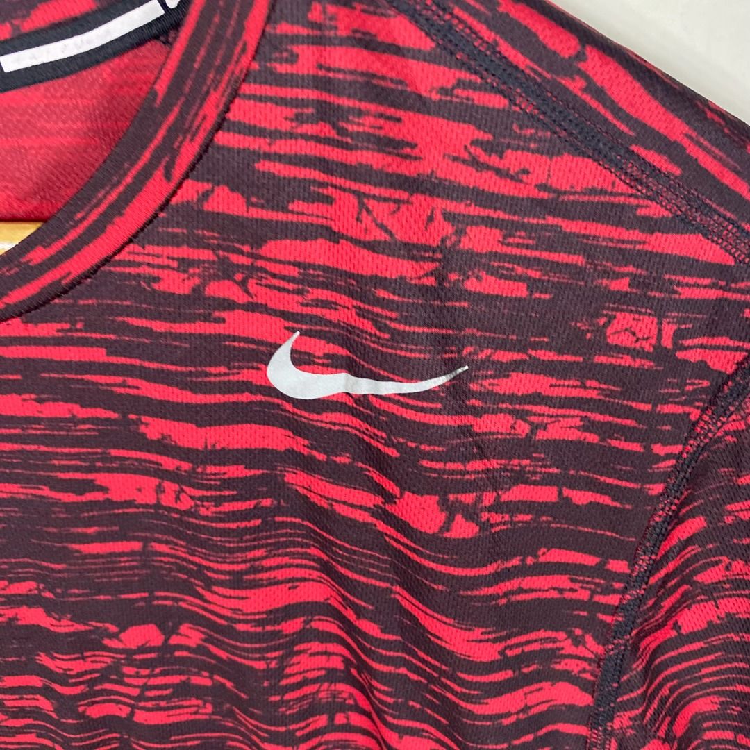 NIKE Running Dri-FIT Patterned Tee Red/Black / L (Category: Activewear) located in Antipolo. Submitted by canadafindss (Listing ID 1460351272, Image 2). Description: Visit & Follow Canada Finds for more premium thrift, streetwear, vintage, techwear, activewear, and branded finds from Canada 🇨🇦 More items posted regularly: https://www.carousell.ph/u/canadafindss NIKE Running Dri-FIT Patterned Tee Red/Black / L Stand out on the track and push you