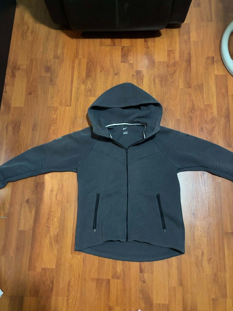 Nike Tech Fleece Zip Hoodie (Category: Hoodies) located in Batangas. Submitted by dracozz229 (Listing ID 1460424767, Image 1). Description: Step up your streetwear game with this authentic Nike Tech Fleece hoodie. Known for its sleek design and lightweight warmth, this piece blends athletic performance with modern style..