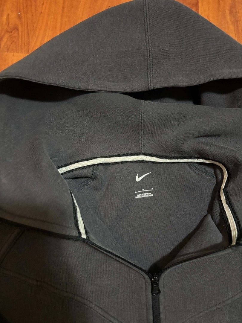 Nike Tech Fleece Zip Hoodie (Category: Hoodies) located in Batangas. Submitted by dracozz229 (Listing ID 1460424767, Image 2). Description: Step up your streetwear game with this authentic Nike Tech Fleece hoodie. Known for its sleek design and lightweight warmth, this piece blends athletic performance with modern style..