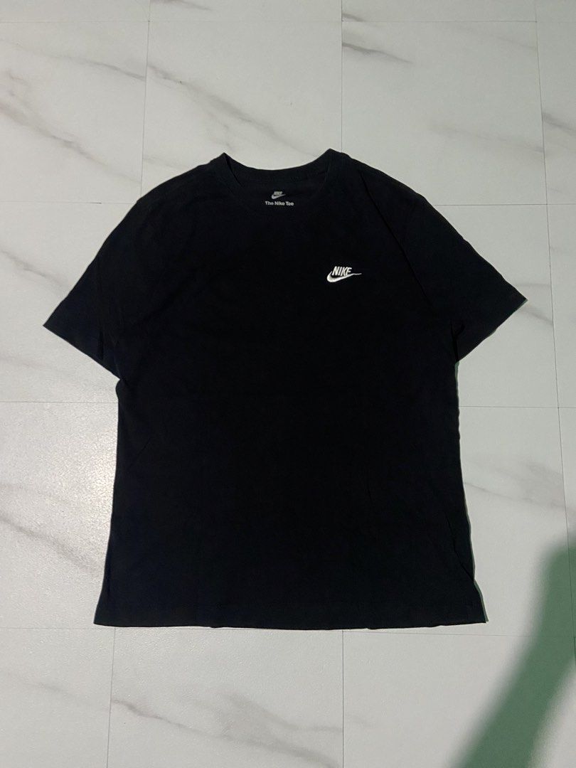 Nike Tee Black T-Shirt Size L (Category: Tshirts & Polo Shirts ) located in Quezon City. Submitted by johncen (Listing ID 1460448037, Image 2). Description: - Classic black Nike t-shirt - Iconic Nike logo embroidered on chest - Made in China - Ideal for everyday wear.