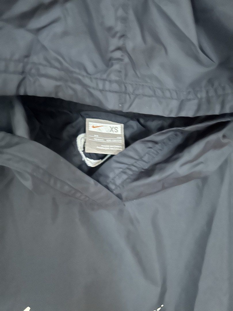 Nike windbreaker (Category: Coats, Jackets and Outerwear) located in San Juan City. Submitted by bettyonnng (Listing ID 1460395805, Image 3). Description: with crack prints sa logo. other than that goods na goods po.