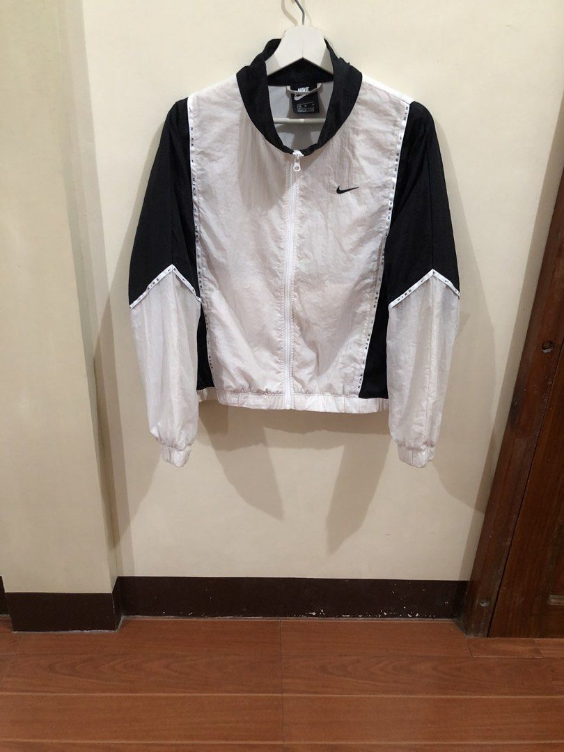 Nike Windbreaker Black n White (Category: Coats, Jackets and Outerwear) located in Oas. Submitted by alithrifthunter (Listing ID 1460381210, Image 2). Description: .