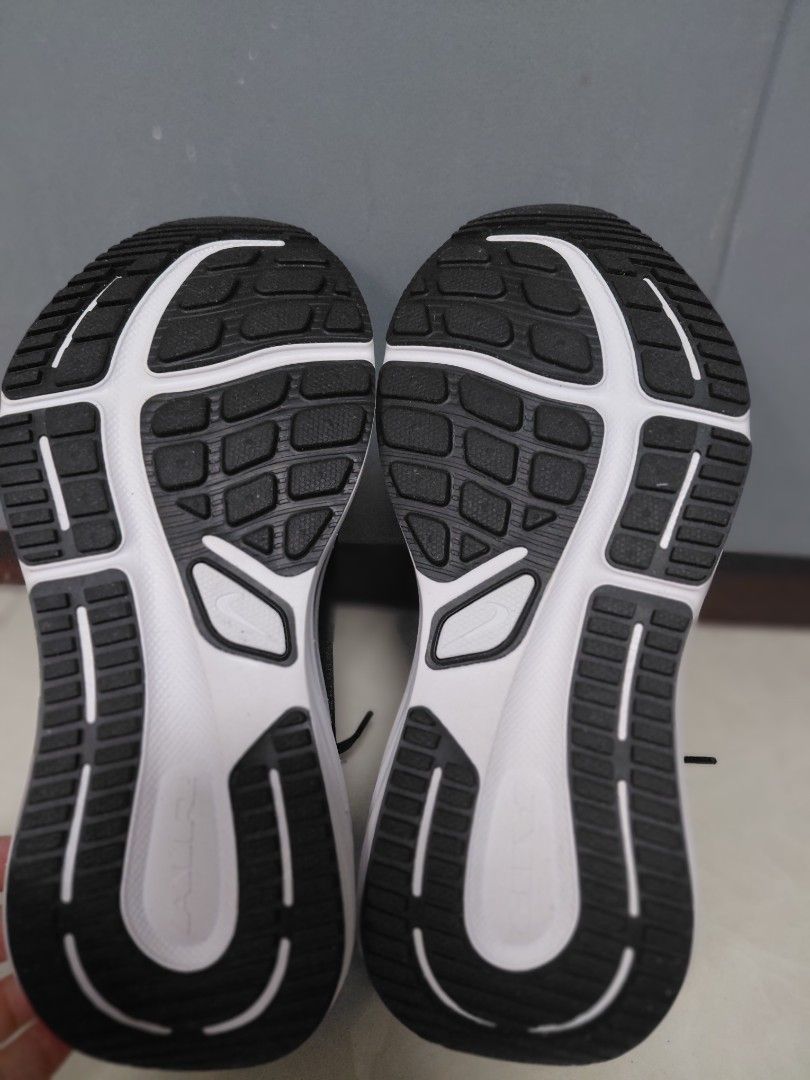 Nike winflo 12 size 8.5 bnew legit (Category: Sneakers) located in Quezon City. Submitted by jmp13 (Listing ID 1460450047, Image 3). Description: - Nike winflo 12 running shoes - Color: Black and White - Size: US 8.5 / EUR 42 - Features: Responsive Air cushioning for superior comfort - Ideal for: Running, training, or everyday wear.
