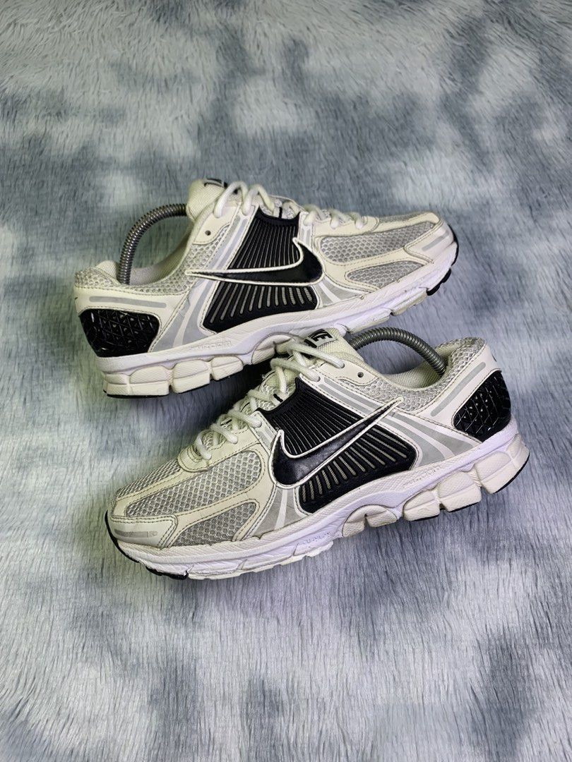 NIKE ZOOM VOMERO 5 WHITE BLACK (Category: Sneakers) located in Quezon City. Submitted by shooz.kartel (Listing ID 1460426995, Image 1). Description: For sale only‼️ NIKE ZOOM VOMERO 5 WHITE BLACK Excellent condition Issue minimal toe drags only Size 9 us 42.5 euro 27 cm 1850 + sf only Legit/Authentic 💯 Pm for fast transact! 📩 Can do ship nationwide MOP: paymaya, bank transfer or gcash Location: Metro manila.