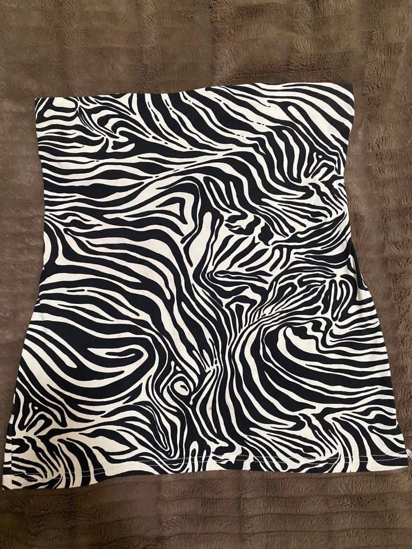 No Boundaries Zebra Print Tube Top (Category: Sleeveless) located in Manila. Submitted by airamef28.closet (Listing ID 1460418298, Image 1). Description: - Zebra print tube top - Brand: No Boundaries - Color: Black and white pattern - Material: Stretchy - Size: L (fits 11-13) - Origin: Made in Indonesia - Versatile: Great for night outs or casual wear.