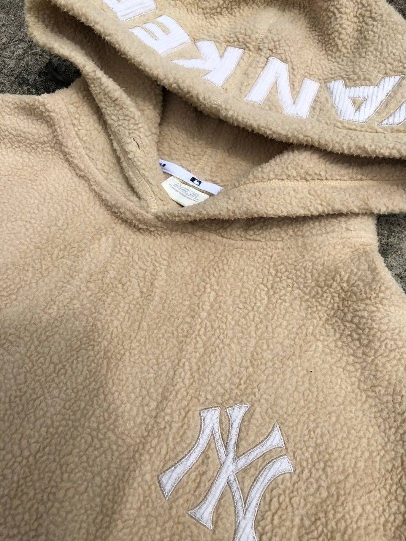 NY YANKEES SHERPA (Category: Activewear) located in Caloocan City. Submitted by neonfinds (Listing ID 1460323695, Image 3). Description: .
