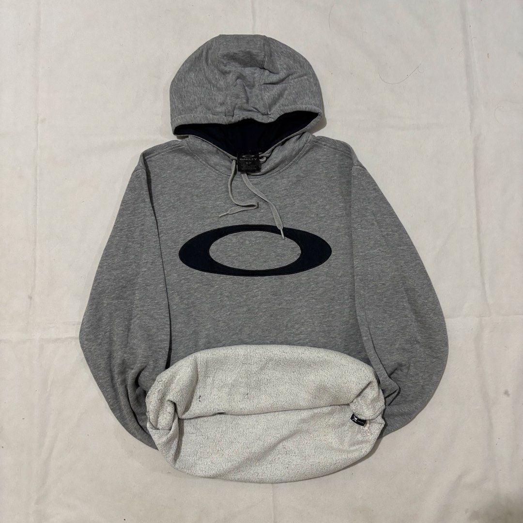Oakley Biglogo Hoodie (Category: Coats, Jackets and Outerwear) located in Cavite. Submitted by thrift.ni.jus (Listing ID 1460479576, Image 2). Description: .