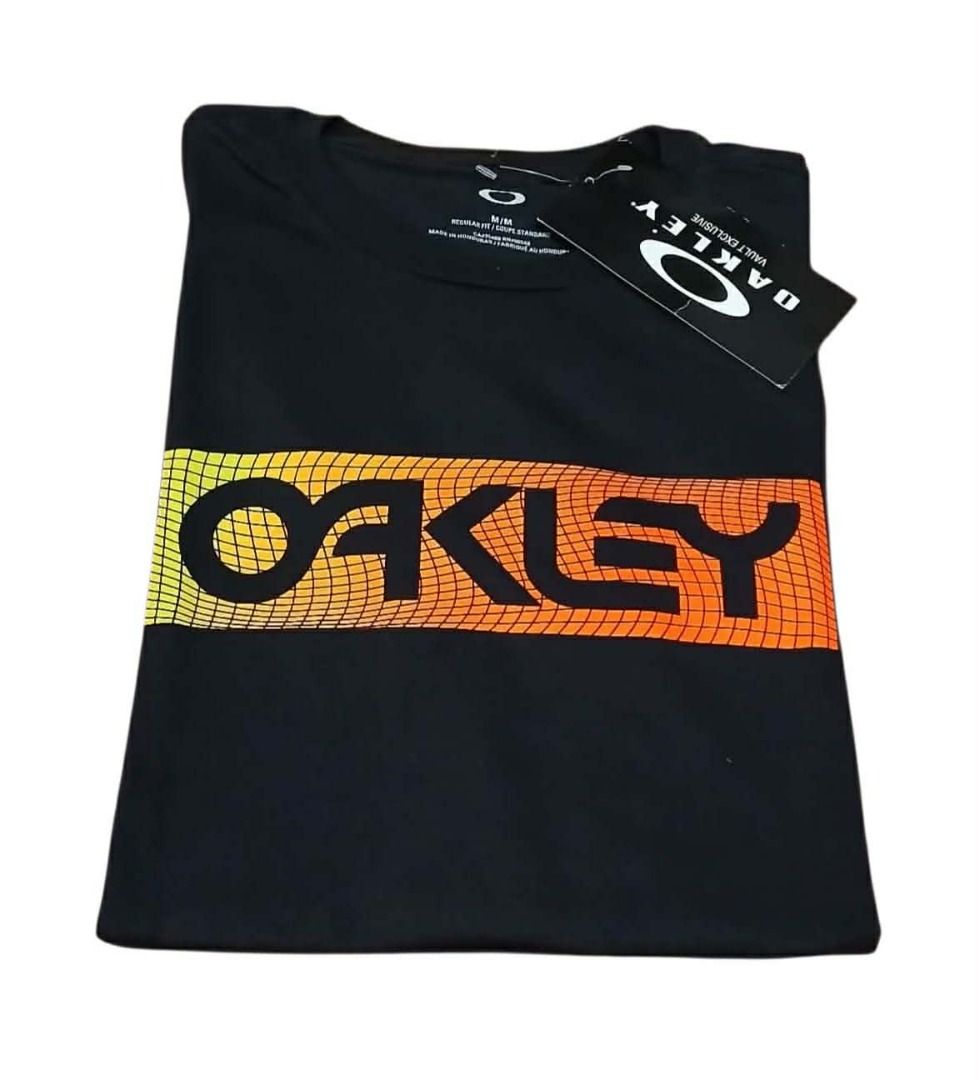 Oakley Black T-shirt with Gradient Logo Size-M (Category: Tshirts & Polo Shirts ) located in Balagtas. Submitted by janlex (Listing ID 1460328965, Image 1). Description: - Black Oakley T-shirt - Features iconic Oakley logo with a yellow-to-orange gradient - Tag indicates size M/M - Ideal for casual everyday wear.