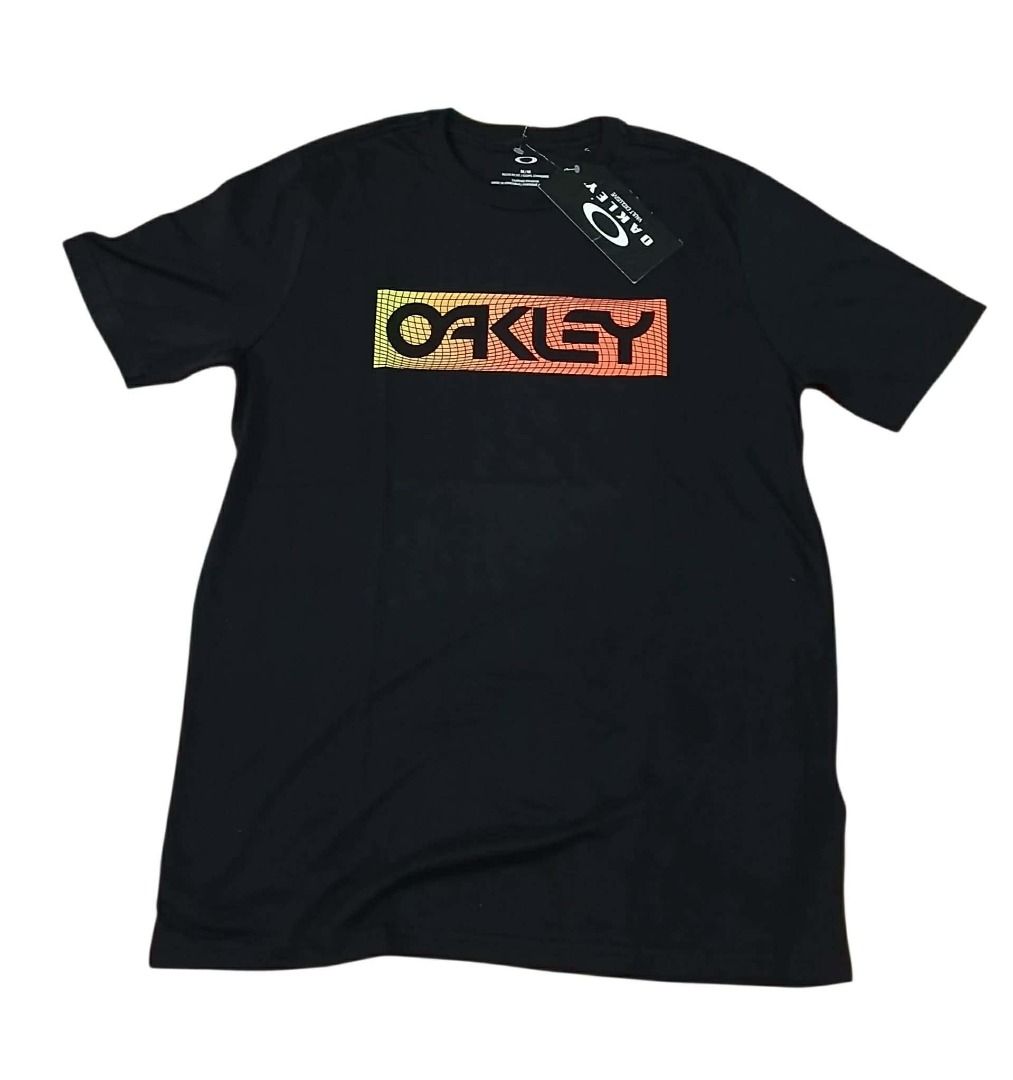 Oakley Black T-shirt with Gradient Logo Size-M (Category: Tshirts & Polo Shirts ) located in Balagtas. Submitted by janlex (Listing ID 1460328965, Image 2). Description: - Black Oakley T-shirt - Features iconic Oakley logo with a yellow-to-orange gradient - Tag indicates size M/M - Ideal for casual everyday wear.