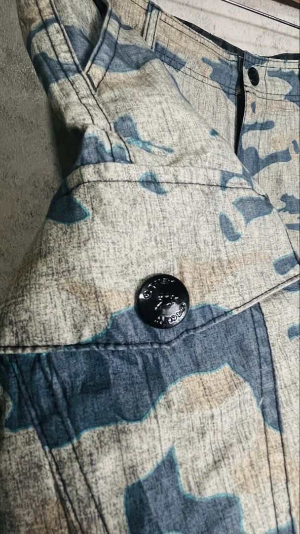 Oakley Camo Cargo Shorts (Category: Shorts) located in Solano. Submitted by arc.matter (Listing ID 1460323838, Image 3). Description: Waistline: 33-34” Length: 20” Excellent condition No issue.