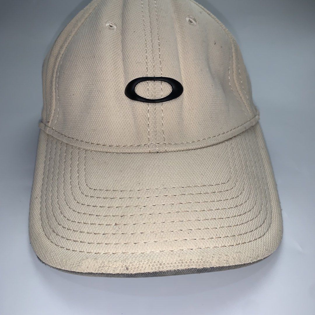 Oakley Cap (Category: Caps & Hats) located in Ivisan. Submitted by trashtotreasuree (Listing ID 1460433078, Image 3). Description: .