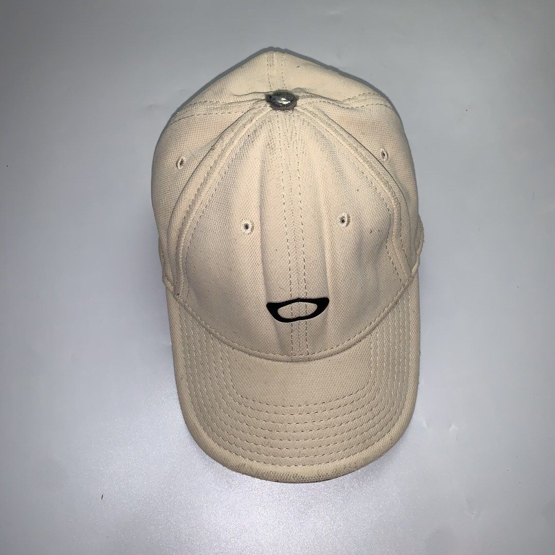 Oakley Cap (Category: Caps & Hats) located in Ivisan. Submitted by trashtotreasuree (Listing ID 1460433078, Image 2). Description: .