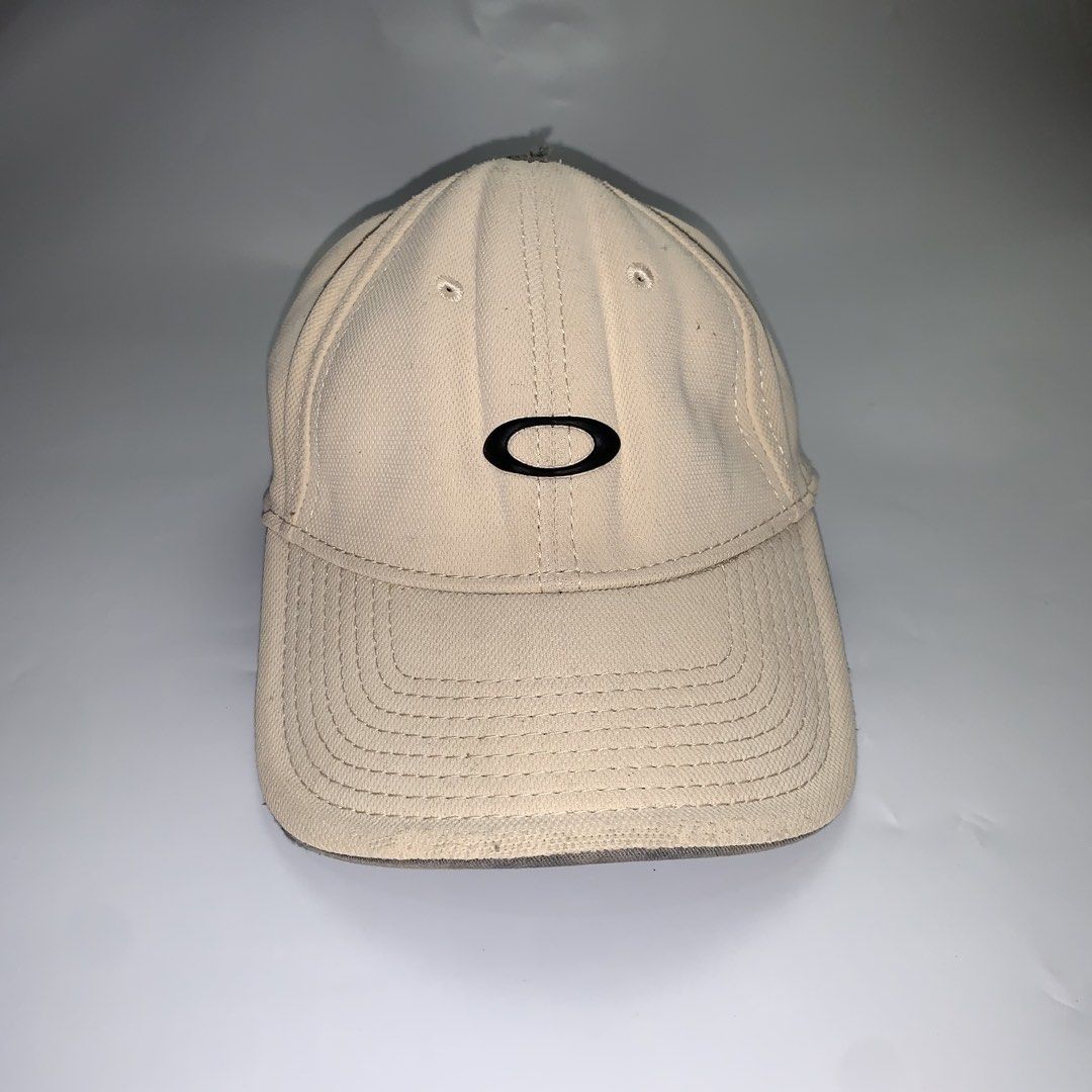 Oakley Cap (Category: Caps & Hats) located in Ivisan. Submitted by trashtotreasuree (Listing ID 1460433078, Image 1). Description: .