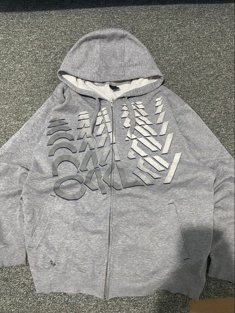 oakley hoodie (Category: Hoodies) located in Abucay. Submitted by blebleble67 (Listing ID 1460476850, Image 3). Description: 26 width 29 length.