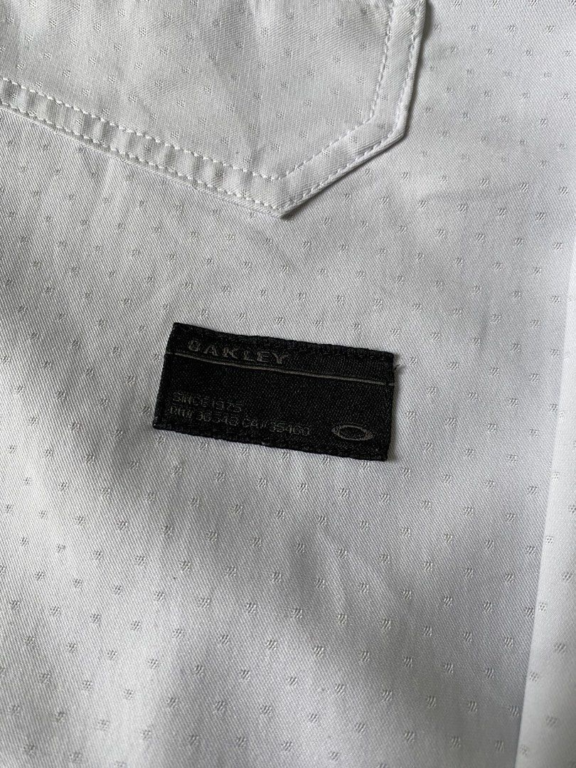 Oakley Long Sleeve Button Down Utility Shirt (Category: Formal Shirts) located in Baguio. Submitted by the_gunstore (Listing ID 1460433724, Image 2). Description: Size tagged: XL Issue: None Width:22 Length:29 Shoulder:17 Sleeve:25.5.