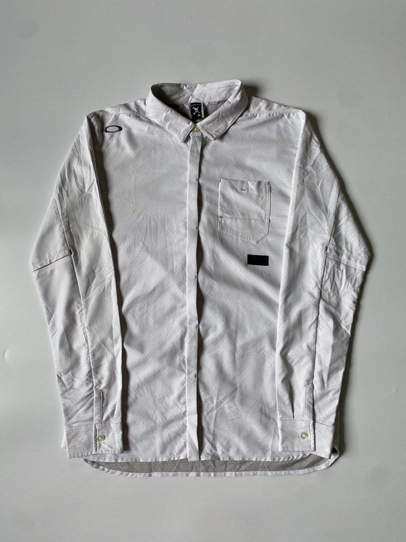 Oakley Long Sleeve Button Down Utility Shirt (Category: Formal Shirts) located in Baguio. Submitted by the_gunstore (Listing ID 1460433724, Image 1). Description: Size tagged: XL Issue: None Width:22 Length:29 Shoulder:17 Sleeve:25.5.