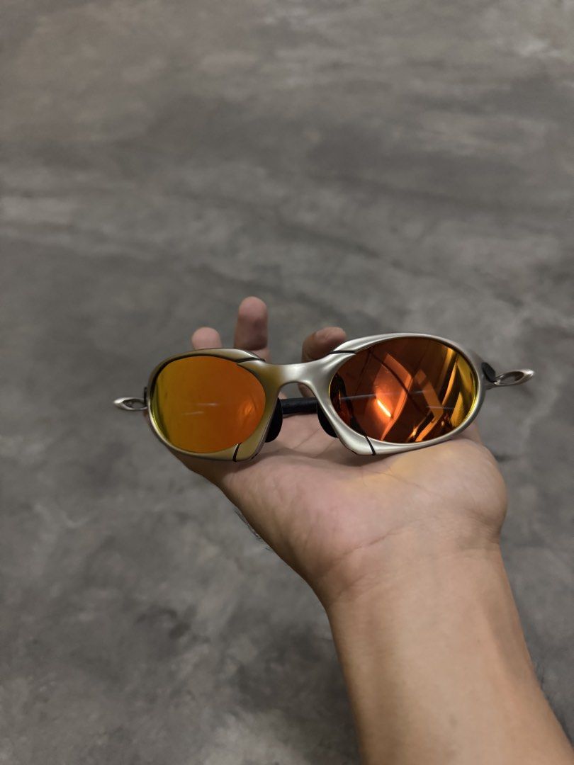 OAKLEY ROMEO RED (Category: Sunglasses & Eyewear) located in Manila. Submitted by psg_ni_gecko (Listing ID 1460305880, Image 1). Description: Brandnew Metal frame with case Location : Mandaluyong.