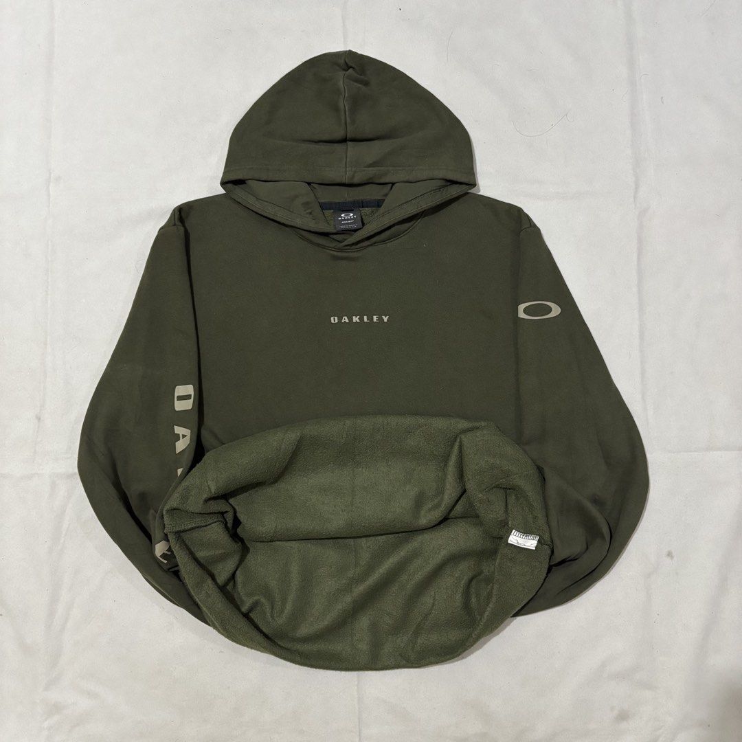 Oakley Script Hoodie (Category: Coats, Jackets and Outerwear) located in Cavite. Submitted by thrift.ni.jus (Listing ID 1460478982, Image 2). Description: .