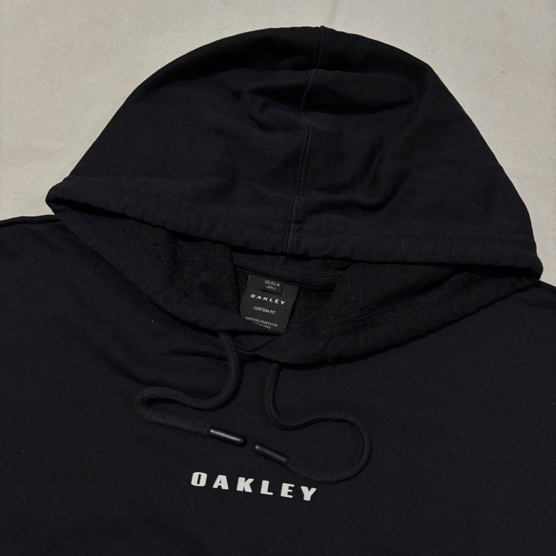 Oakley Script Hoodie (Category: Coats, Jackets and Outerwear) located in Cavite. Submitted by thrift.ni.jus (Listing ID 1460479387, Image 3). Description: .