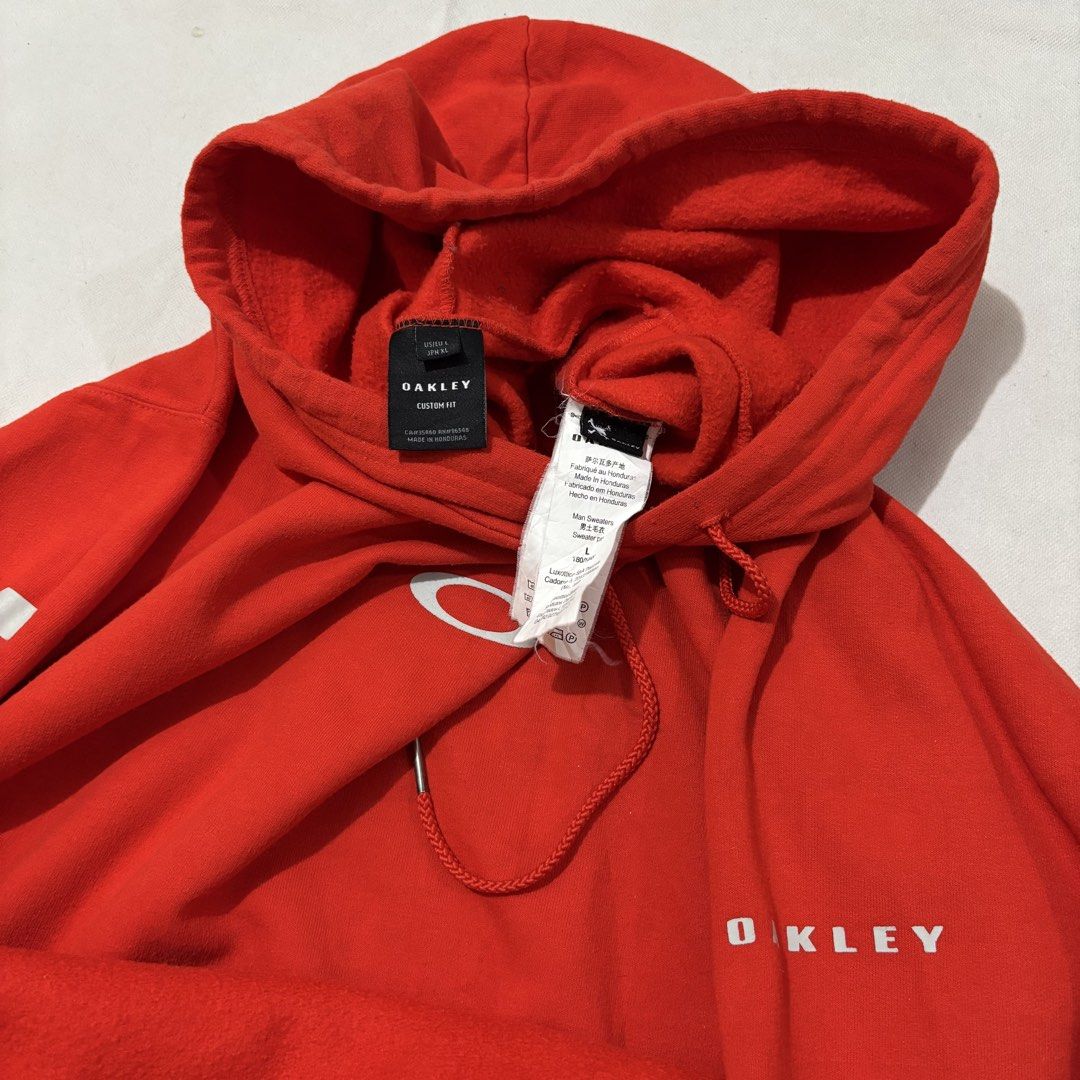 Oakley Script Red Hoodie (Category: Coats, Jackets and Outerwear) located in Cavite. Submitted by thrift.ni.jus (Listing ID 1460478696, Image 3). Description: .