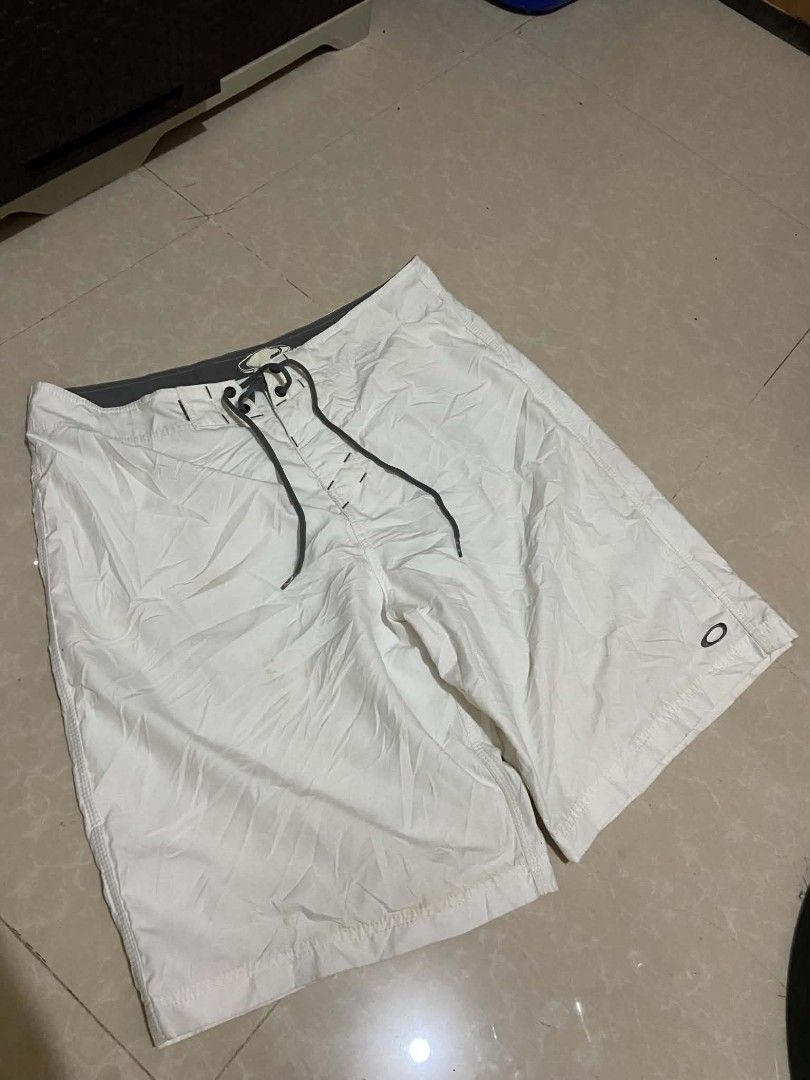 Oakley White Board Shorts Sz 36 (Category: Swim Trunks & Board Shorts) located in Manila. Submitted by lilsintenel (Listing ID 1460398819, Image 1). Description: - White Oakley board shorts - Features a drawstring waist - Small Oakley logo on the right leg - Perfect for swimming or casual lounginG - MINIMAL YELLW STAIN WASHABALE.