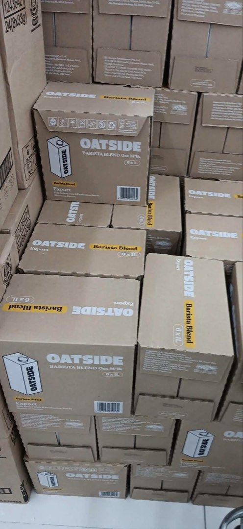 Oatside Barista Blend Oat Milk (Category: Beverages) located in Manila. Submitted by manawarri (Listing ID 1460430714, Image 1). Description: - Oatside Barista Blend Oat Milk - 1 Liter carton - Ideal for coffee and everyday use - Expiry date clearly shown in photos - Ample stock available (60 boxes) ₱850.