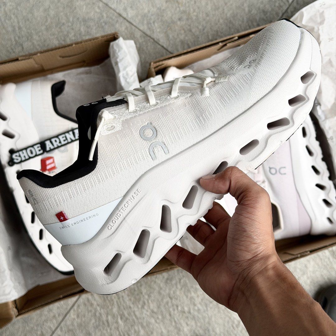 OC (Category: Casual Shoes) located in Manila. Submitted by _ejbrix21 (Listing ID 1460334760, Image 3). Description: CLOUDTILT EUR 36,37,39,40 1399 ONLY CLOUDECLIPSE EUR 41,43,44,45 1399 ONLY.
