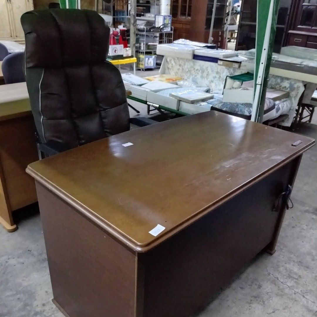 Office table (Category: Tables & Sets) located in Manila. Submitted by coolwhale-0343 (Listing ID 1460408492, Image 1). Description: .