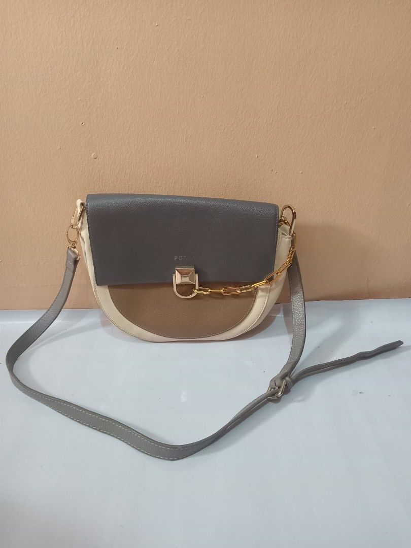 Og furla (Category: Shoulder Bags) located in Urdaneta. Submitted by assortedprelovedd (Listing ID 1460359880, Image 1). Description: - Cute Pedro tri-color shoulder bag - Grey flap with gold chain detail - Cream and brown body - Adjustable strap - Great for everyday use.