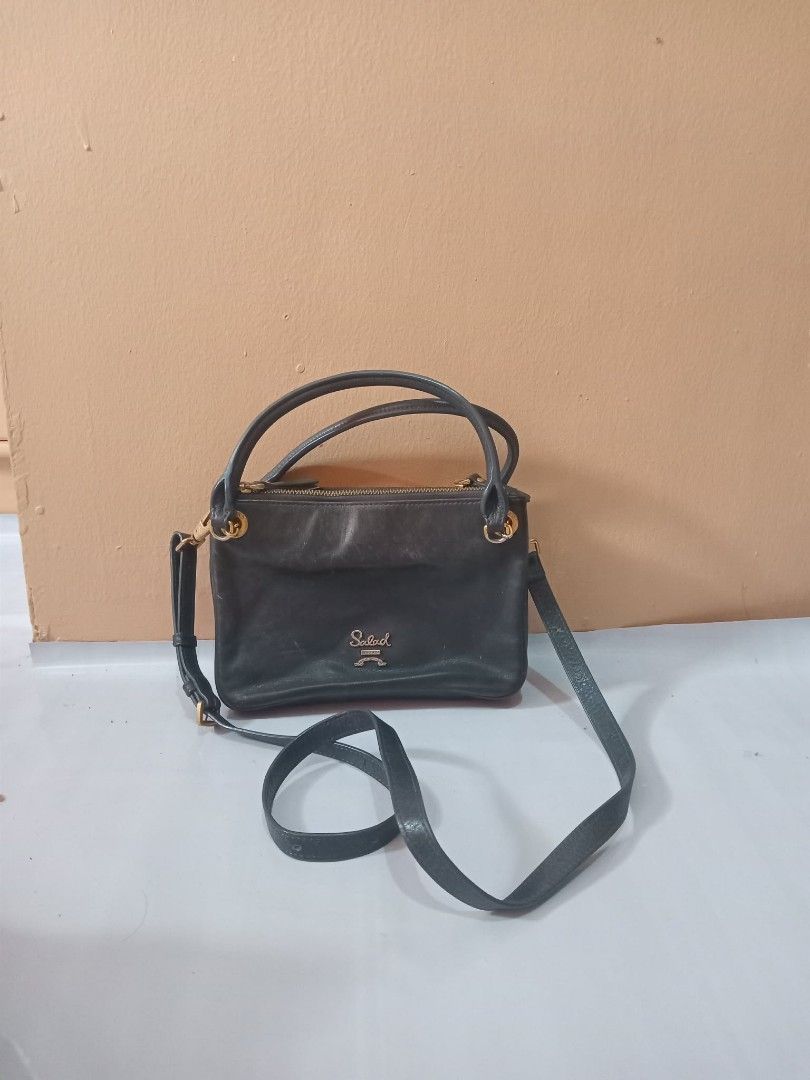 Og Salad (Category: Shoulder Bags) located in Urdaneta. Submitted by assortedprelovedd (Listing ID 1460359306, Image 1). Description: - Salad black leather handbag - Top handles and detachable shoulder strap - Zipper closure on top - Embossed logo on the front - Perfect size for everyday essentials - Shows some signs of wear on the leather.