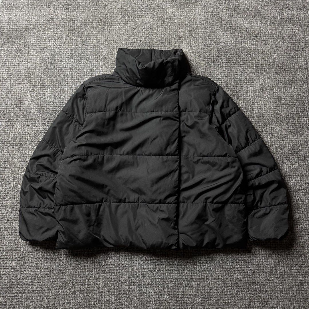 Old Navy Puffer Jacket (Category: Coats, Jackets and Outerwear) located in Baguio. Submitted by thriftee_garments (Listing ID 1460462646, Image 1). Description: Old Navy Puffer Jacket Measurements: Width: 28” Length: 26”.