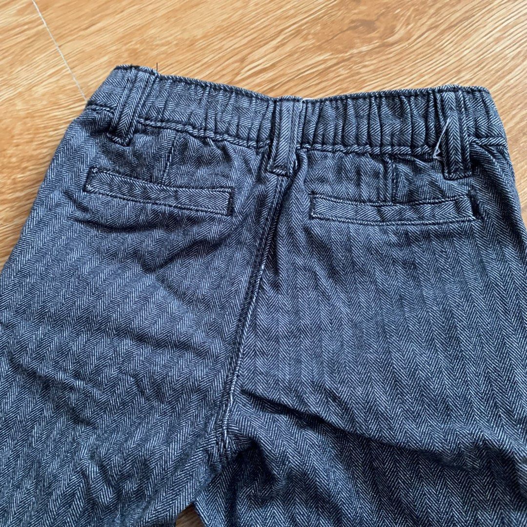 Old Navy Relaxed Fit Herringbone Pants 2T (Category: Babies & Kids Fashion) located in Bacoor. Submitted by nurse_shoppee (Listing ID 1460384026, Image 3). Description: - Old Navy unisex pants - Size: 2T - Stylish herringbone pattern - Comfortable elastic waistband with drawstring - Two front pockets and two back pockets - Ideal for everyday wear or slightly dressier occasions.
