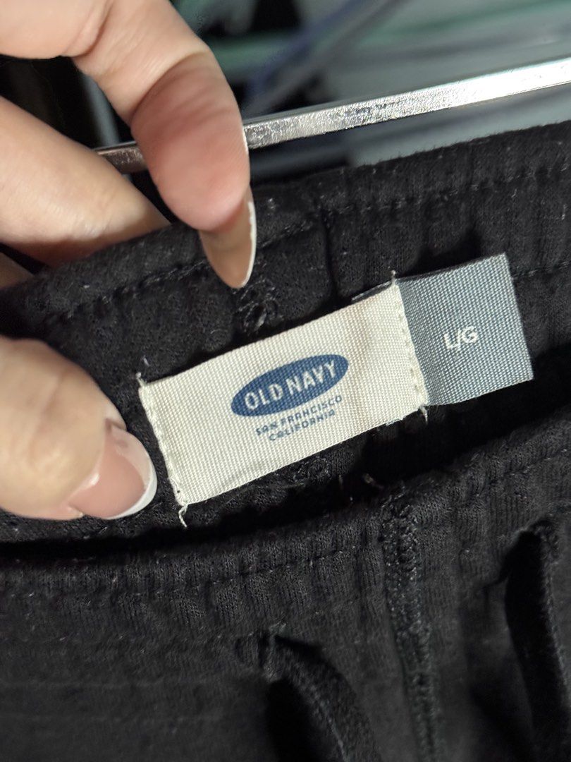 old navy sweatpants joggers (Category: Joggers) located in Quezon City. Submitted by yonasthingz (Listing ID 1460382490, Image 2). Description: old navy sweatpants joggers - P200 - size l - worn a few times, has signs of usage - rfs: not in use anymore loc: qc, new manila mop: gcash, bank transfer mod: jnt or sdd (sf/df to be shouldered by buyer) dm for inquiries!.