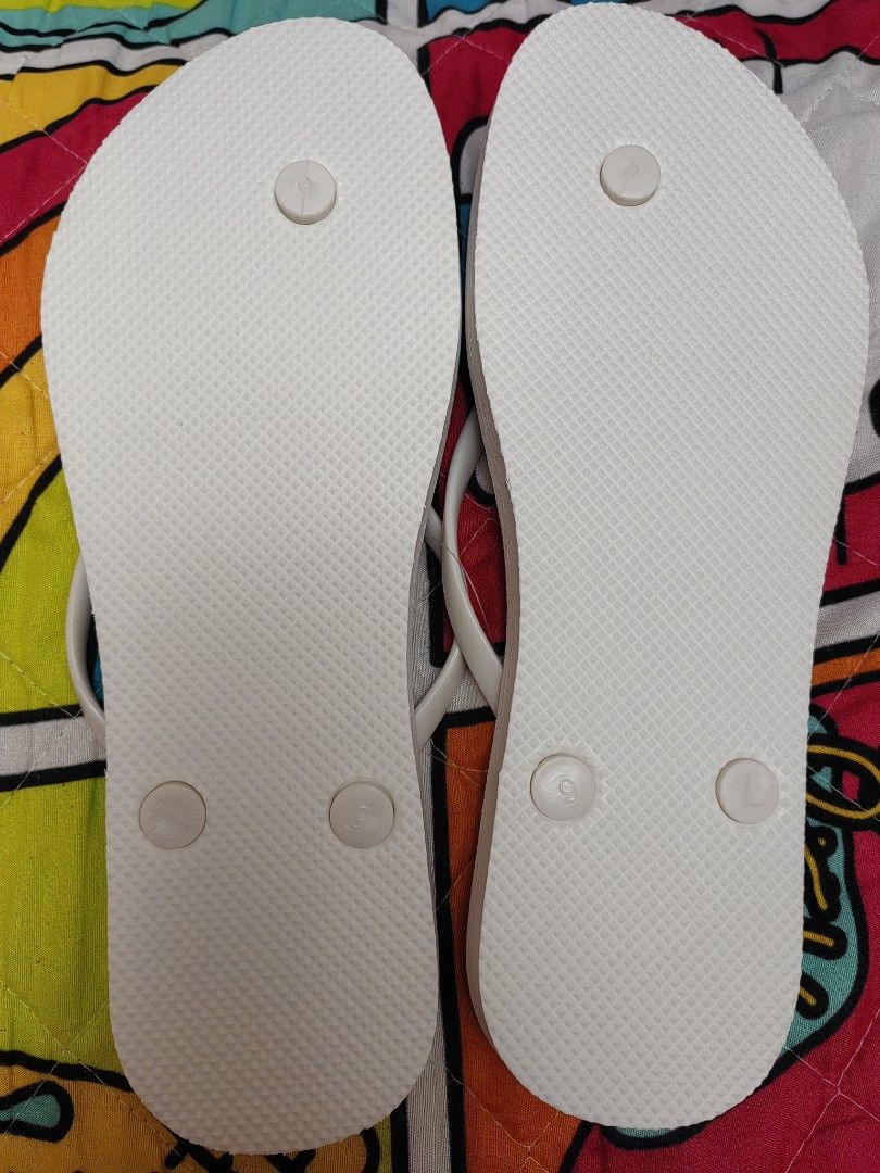 Old Navy White Flip-Flops (Category: Slippers and slides) located in Mexico. Submitted by kitty_go (Listing ID 1460412713, Image 2). Description: - Classic white Old Navy flip-flops - Comfortable for everyday wear, beach, or lounging - Soft, slightly shimmery straps - Grippy sole pattern for good traction - Easy slip-on and off design.